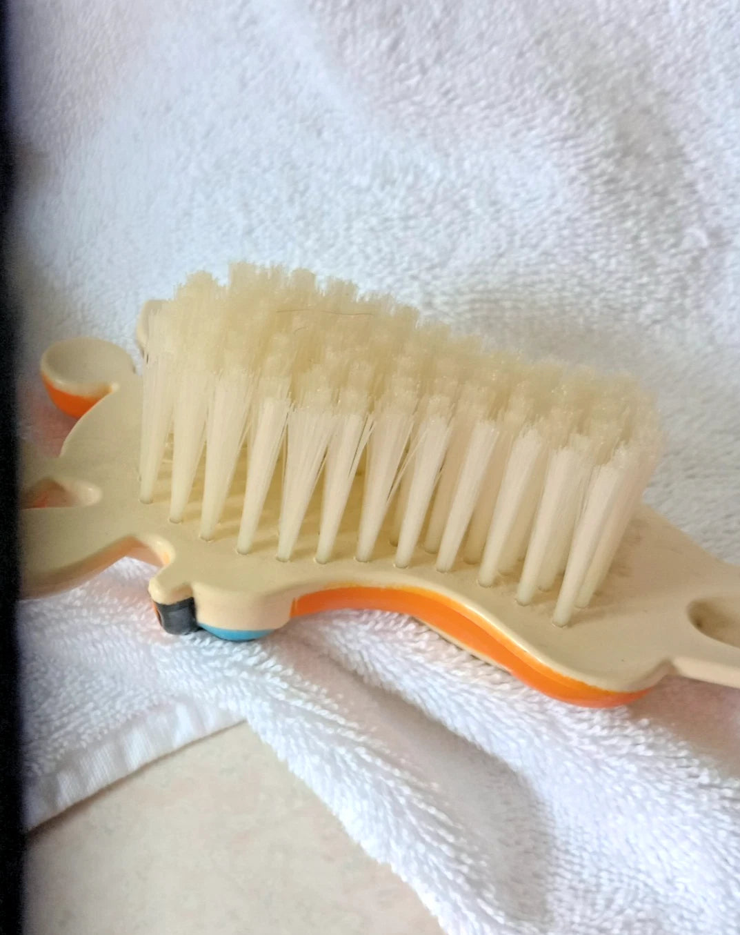 Vintage Avon Giraffe Bathbrush 10.5"-very nice condition-for child-possibly USED